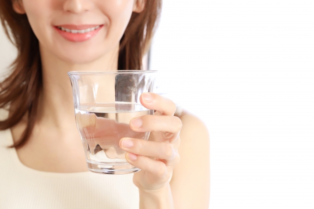 水を飲む女性