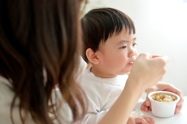 ご飯を食べる男の子