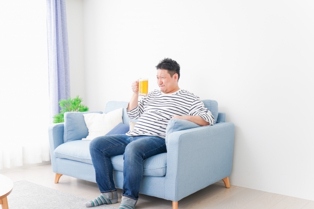 ビールを飲む中年男性