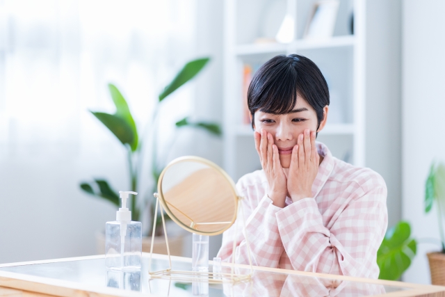 スキンケアをする女性