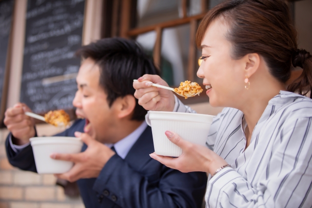 ランチを食べる会社員の男女