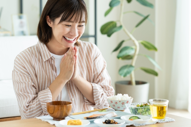 いただきますをする若い女性